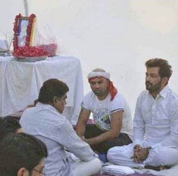 BIGG BOSS 10: Manu Punjabi performs last rites of his mother