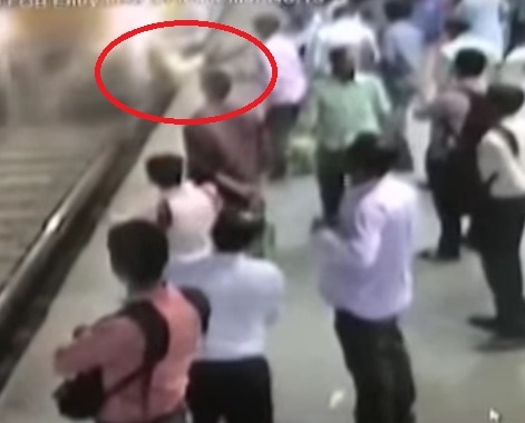 Mumbai: Woman killed as chain snatcher pushes her in path of oncoming train in Kurla Mumbai: Woman killed as chain snatcher pushes her in path of oncoming train in Kurla