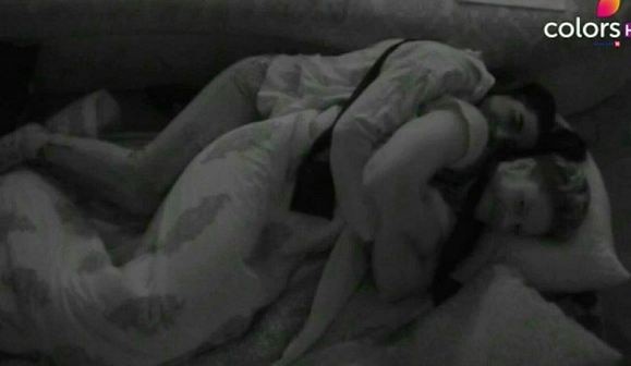 BIGG BOSS 10: OOPS! Bani and Jason CAUGHT in an AWKARD position! BIGG BOSS 10: OOPS! Bani and Jason CAUGHT in an AWKARD position!