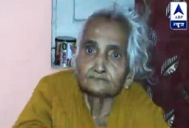 Central Bank's manager arrives at the home of 96-yr-old pensioner to hand over her money in Varanasi Central Bank's manager arrives at the home of 96-yr-old pensioner to hand over her money in Varanasi