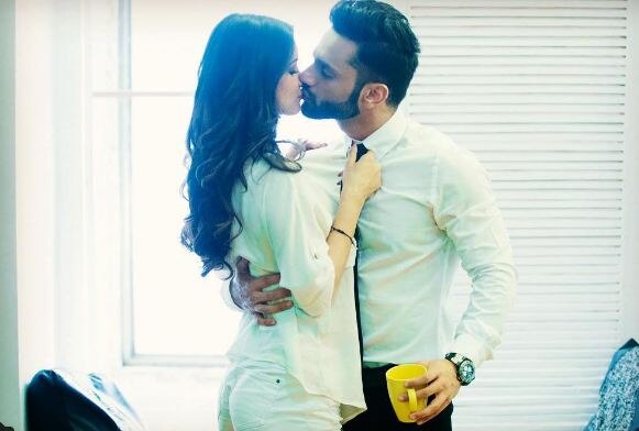 This picture of Rahul Vaidya Kissing TV actress Chetna Pande is doing rounds on social media This picture of Rahul Vaidya Kissing TV actress Chetna Pande is doing rounds on social media