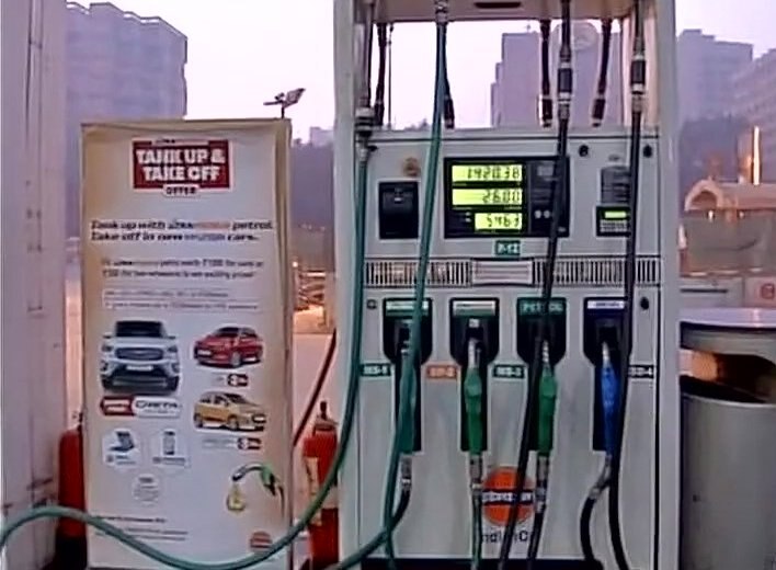 Petrol and Diesel prices fall in Delhi; Check out today's fuel rates