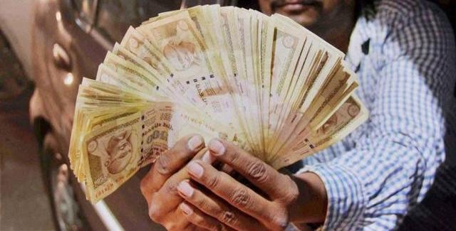 Pakistani national arrested with fake currency notes of scrapped Rs 500 from Surat Pakistani national arrested with fake currency notes of scrapped Rs 500 from Surat
