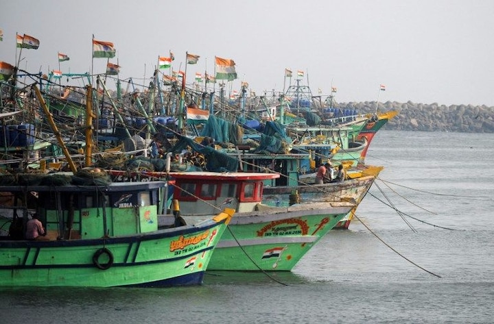 2500 Tamil Nadu fishermen chased away by Lankan navy, fishing nets of 50 boats cut 2500 Tamil Nadu fishermen chased away by Lankan navy, fishing nets of 50 boats cut