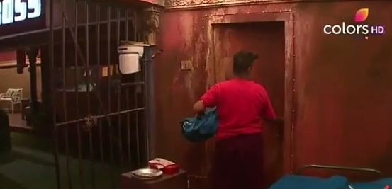 BIGG BOSS 10: Swami Om  hides fruits in jail BATHROOM BIGG BOSS 10: Swami Om  hides fruits in jail BATHROOM