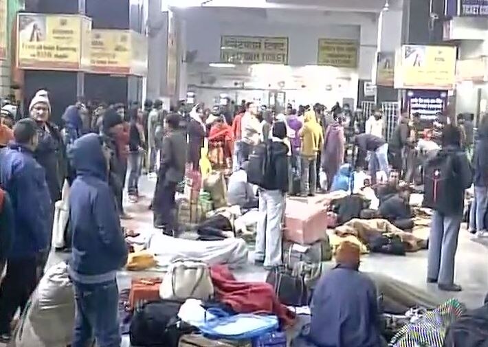 Delhi: Thousands stranded after 52 trains get delayed due to dense fog Delhi: Thousands stranded after 52 trains get delayed due to dense fog