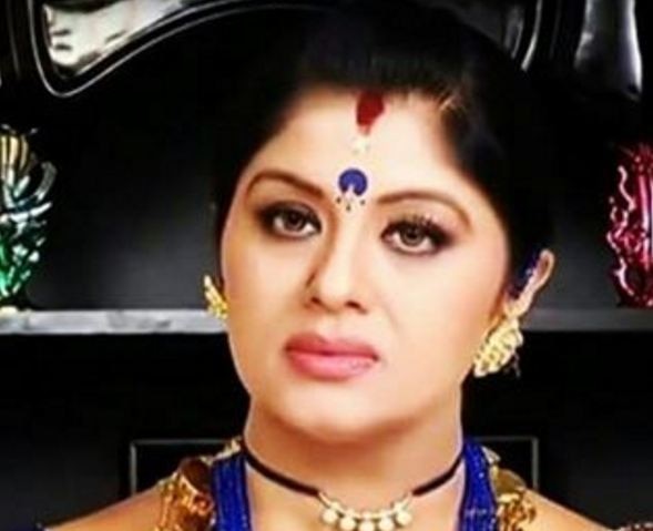 Naagin 2: Sudha Chandran gets into an ugly spat with the director, threatens to QUIT the show Naagin 2: Sudha Chandran gets into an ugly spat with the director, threatens to QUIT the show