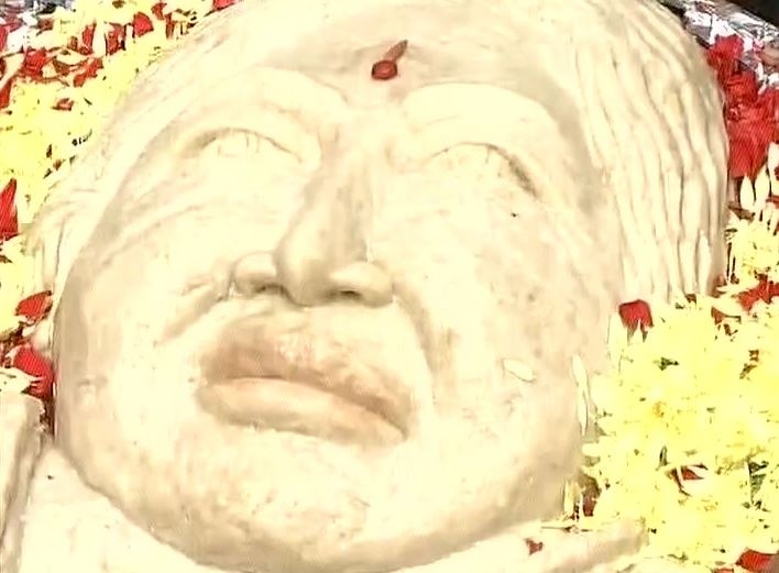 Fan frenzy: 'Amma' supporters make Idly weighing 68 kgs in form of late CM's face in Chennai Fan frenzy: 'Amma' supporters make Idly weighing 68 kgs in form of late CM's face in Chennai