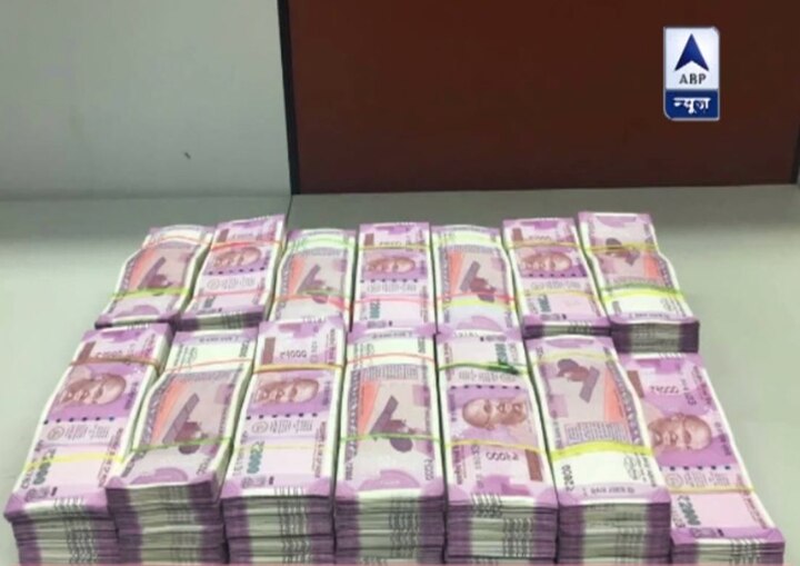 Rs 1.34 crore in Rs 2000 denomination seized from Chennai Airport Rs 1.34 crore in Rs 2000 denomination seized from Chennai Airport