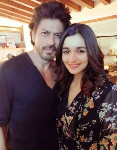 Alia Bhatt parties with Shah Rukh Khan and Sidharth Malhotra Alia Bhatt parties with Shah Rukh Khan and Sidharth Malhotra