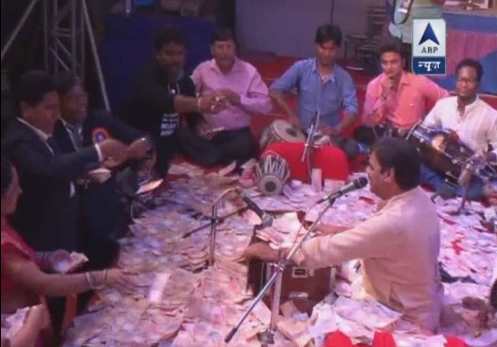WATCH: Amid cash crunch, 'its raining notes' in Gujarat; folk singers showered with Rs 40 lakh