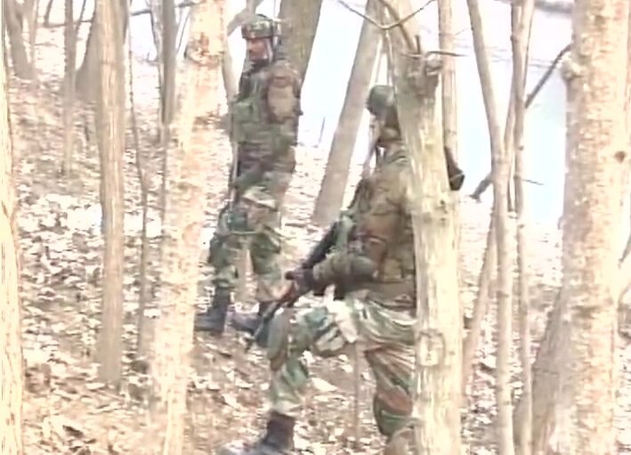 J&K: Encounter between terrorists & Army in Bandipora; 2 soldiers injured  J&K: Encounter between terrorists & Army in Bandipora; 2 soldiers injured