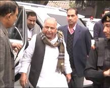 Massive Mulayam Akhilesh faceoff at Election Commission office over ‘bicycle’