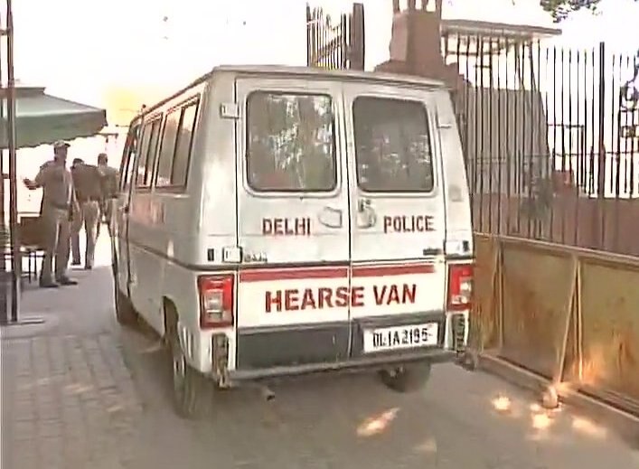 SHOCKING: Delhi Police Head Constable shoots self outside SC, dies  SHOCKING: Delhi Police Head Constable shoots self outside SC, dies