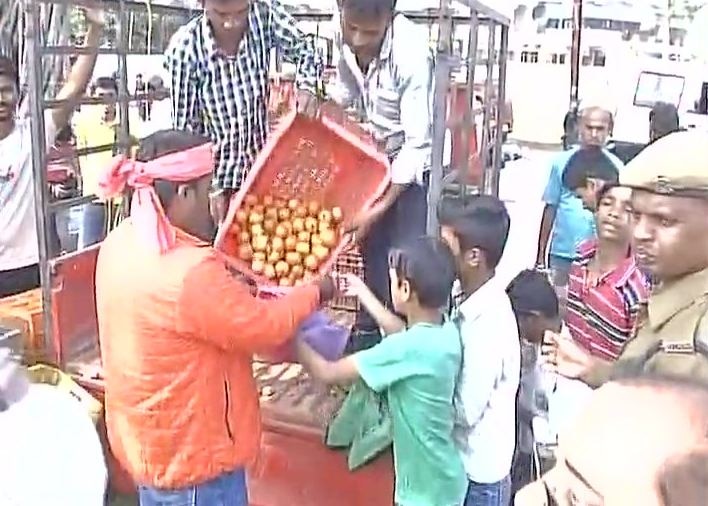 Demonetisation fallout: Chhattisgarh farmers give away vegetables for free to protest low prices Demonetisation fallout: Chhattisgarh farmers give away vegetables for free to protest low prices