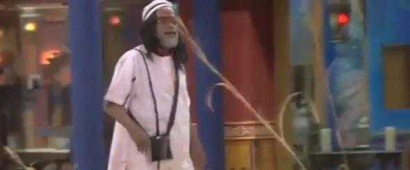 Bigg Boss 10: Swami Om is BACK in the house, gets into an ugly spat with Manu Punjabi Bigg Boss 10: Swami Om is BACK in the house, gets into an ugly spat with Manu Punjabi