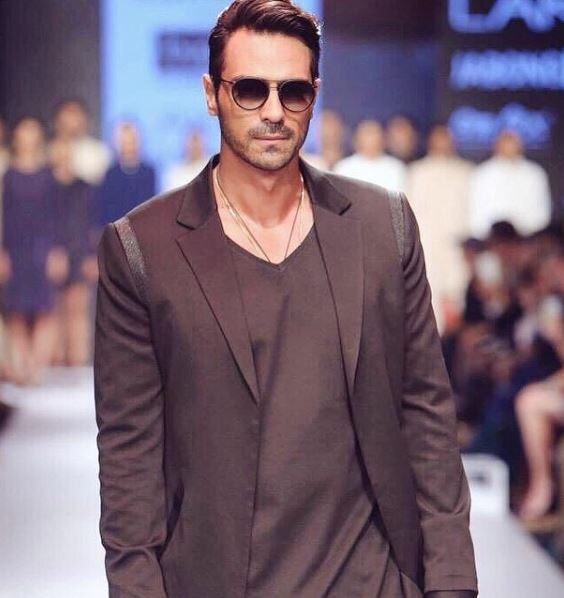  Actor Arjun Rampal has suffered an eye injury. He finds it 