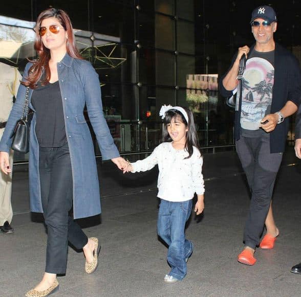 The ‘Rustom’ actor was seen in sporty look with casual blue t-shirt and Mrs.Funnybone wore throughout black with a blue overcoat. (IMAGE COURTESY: MANAV MANGLANI)