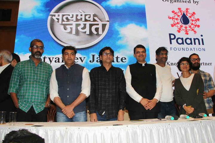 Apart from the Chief Minister and Aamir, Minister for Water Conservation Ram Shinde, Minister of State for Water Conservation Vijay Shivtare, Jagannatha Kumar from Reliance Foundation, R. Venkat of Tata Trusts, Ajay Piramal and Ziaa Lalkaka of Parekh Foundation were present on the occasion. (IMAGE COURTESY: MANAV MANGLANI)
