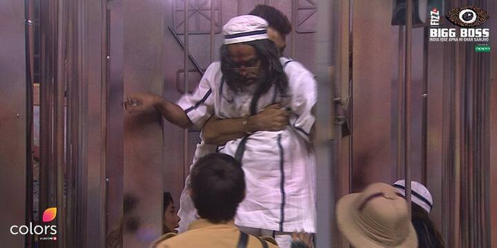 Recently Om Swami who entered the house after his emergency exit has threatened the controversial show makers. He took an exit because of the final battle which was going on between Rohan Mehra and Manveer Gurjar, Swami Om ruined Rohan’s flower board. This infuriated Rohan and it reached a point where he slapped Swami Om. (IMAGE COURTESY: BIGG BOSS/ COLORS TV)