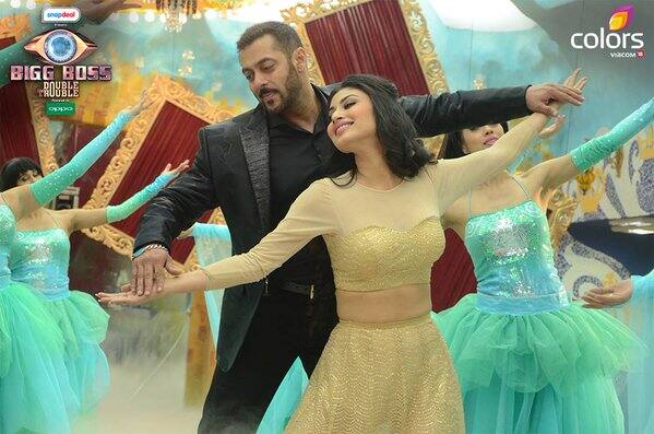 Well! The Uttaran actor has said a few things about her ex-girlfriend Mouni Roy who was invited to the show for promotion of her an item song ‘Tum Bin 2’and talk about her daily soap ‘Naagin 2’. According to the reports, the Naagin actress has requested makers to keep her away from going into the house as she wanted to maintain distance from the former beau. (IMAGE: BIGG BOSS/ COLORS TV)