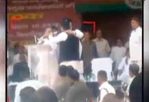 Viral Sach: Did \'angry\' Akhilesh snatch mic from father Mulayam on stage?
