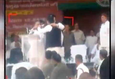 Viral Sach: Did 'angry' Akhilesh  snatch mic from father Mulayam on stage? Viral Sach: Did 'angry' Akhilesh  snatch mic from father Mulayam on stage?