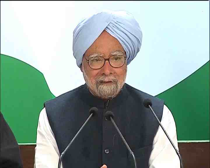 Punjab Congress manifesto: Captain Amarinder's leadership badly needed, says Manmohan Singh; Kejriwal reacts