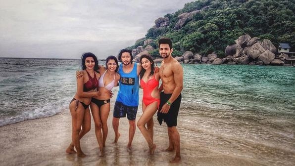 Now the reel ‘bahu’ Pragya of the daily soap ‘Kumkum Bhagya’ is seen in different avatar here. Alleged beau Kunal shared this picture with their friends Arjit Taneja, Leena Jumani and in the backdrop we see beautiful greeneries and ocean. (ALL IMAGES: INSTAGRAM)