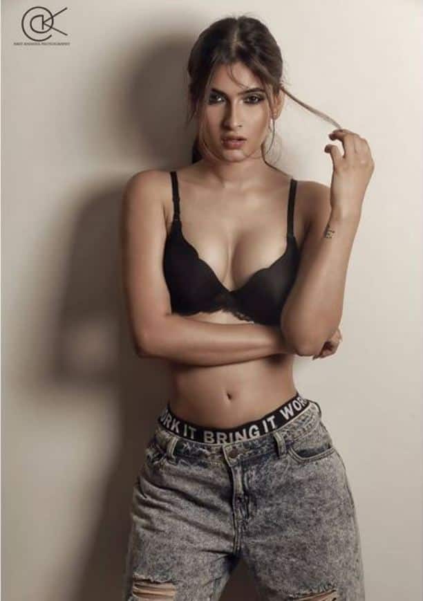 She played the role of Raina who was in love with Ishita's brother Bala!(Image Courtesy - Instagram/Amitkhannaphotography, KarishmaSharma)