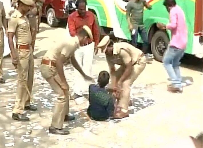 Tamil Nadu: Jallikattu supporters lathi-charged, 30 detained in Madurai Tamil Nadu: Jallikattu supporters lathi-charged, 30 detained in Madurai