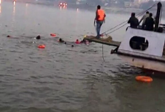 Patna: Boat carrying 40 capsises in Ganga, 10 dead Patna: Boat carrying 40 capsises in Ganga, 10 dead