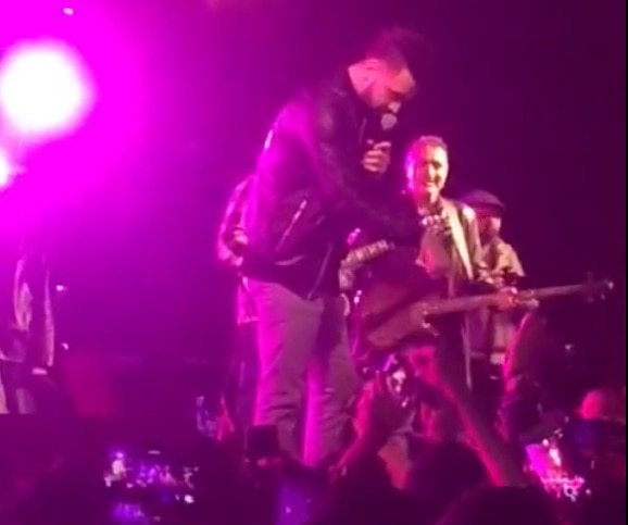Watch how Atif Aslam rescued a girl from harassers during Karachi concert