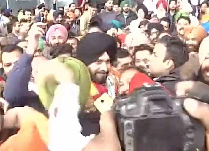 Sidhu kick-starts campaigning in Amritsar,  receives warm welcome from Congress Sidhu kick-starts campaigning in Amritsar,  receives warm welcome from Congress