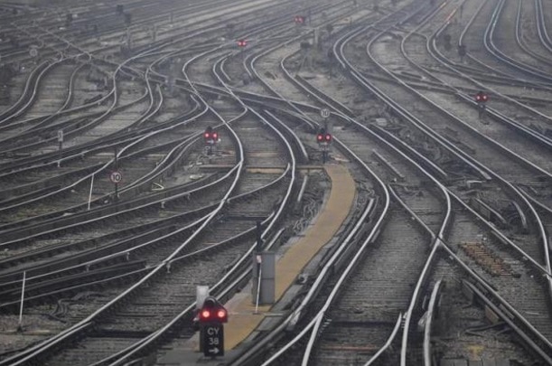 Derailment hits Mumbai peak hour commuters Derailment hits Mumbai peak hour commuters