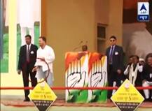 When Congress VP Rahul Gandhi shows his \'torn\' kurta on stage in Rishikesh