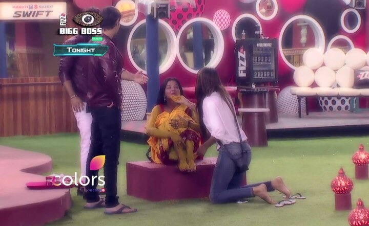 Vikrant goes down on knees and proposes Monalisa for marriage!(Image Courtesy - Instagram/Bigg.Boss.10)