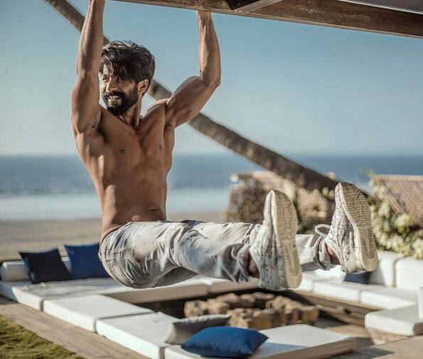 Fitness freak Shahid Kapoor's social media posts are seriously too hot to handle! Flaunting his chiselled abs, Sasha's latest Instagram picture is also a treat to the girls out there messy hair, rough and tough looks and that wink--- this is all one needs to sweep you off the floor. (IMAGE: INSTAGRAM/SHAHID KAPOOR) 