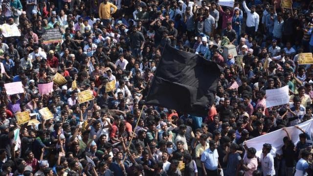 Jallikattu row: Protesters keep up pressure against ban, govt mulls options Jallikattu row: Protesters keep up pressure against ban, govt mulls options