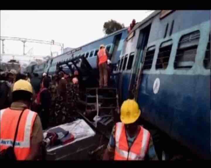 Hirakhand express derailment: Railway Minister Suresh Prabhu announces ex-gratia Hirakhand express derailment: Railway Minister Suresh Prabhu announces ex-gratia