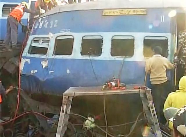 Hirakhand Express derailment: Railway Minister Suresh Prabhu announces inquiry Hirakhand Express derailment: Railway Minister Suresh Prabhu announces inquiry