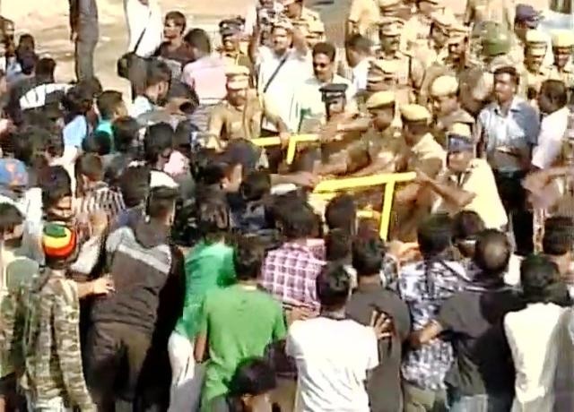 Jallikattu row: Police start evicting protesters from Marina Beach in Chennai Jallikattu row: Police start evicting protesters from Marina Beach in Chennai