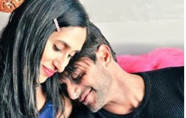 Karanvir Bohra and Teejay Sidhu’s  picture of holding their TWIN DAUGHTERS  is TOO ADORABLE Karanvir Bohra and Teejay Sidhu’s  picture of holding their TWIN DAUGHTERS  is TOO ADORABLE