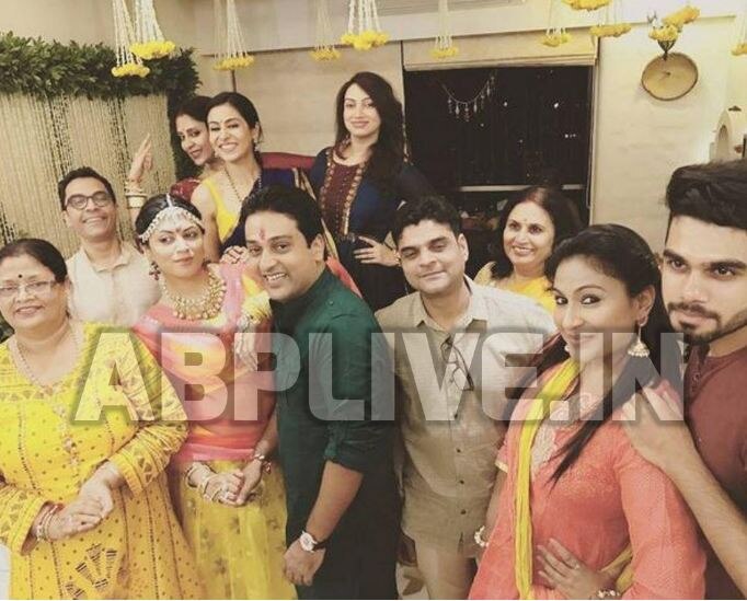 Kavita announced her relationship with Ronnit, who has been her best friend for a long time, last year in September. Ronnit is the Brand Director and Head of Events at Mangorange Productions!(Image Courtesy - Instagram)