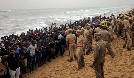 Protesters form human chain at Marina beach as police tries to evict the plavce (AP Photo)