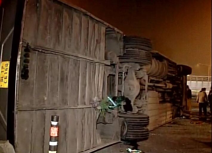 Delhi: 19 injured after bus collides with truck in Delhi Cantonment area, truck driver on the run Delhi: 19 injured after bus collides with truck in Delhi Cantonment area, truck driver on the run