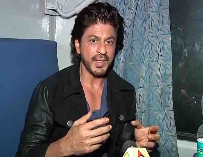 Raees: This is how Shah Rukh Khan reacted on fan's death at Vadodara railway station Raees: This is how Shah Rukh Khan reacted on fan's death at Vadodara railway station