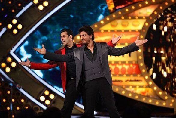 Last week, Bollywood superstar Shah Rukh Khan visited the sets of Bigg Boss 10 to promote his upcoming flick Raees. (Picture Courtesy: Instagram)
