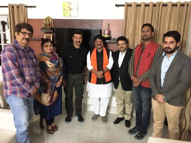 Earlier during the day, Vijayvargiya met action star Sunny Deol and shared the meeting’s photo on Twitter. He said Sunny is a Champion Indian for raising the spirit of nationalism through his movies. PIC/Kailash Vijayvardiya (Twitter)