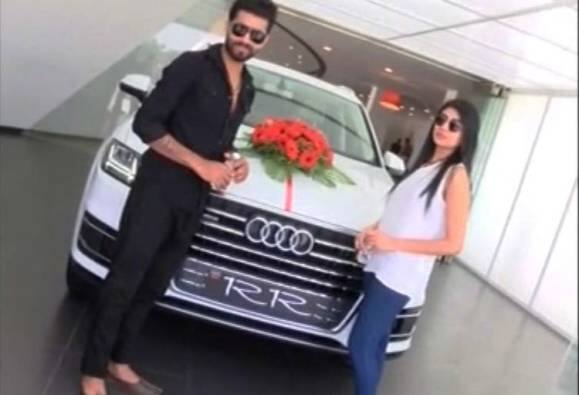  Indian all-rounder Ravindra Jadeja, along with his wife, was involved in a road accident in Jamnagar, Gujarat 